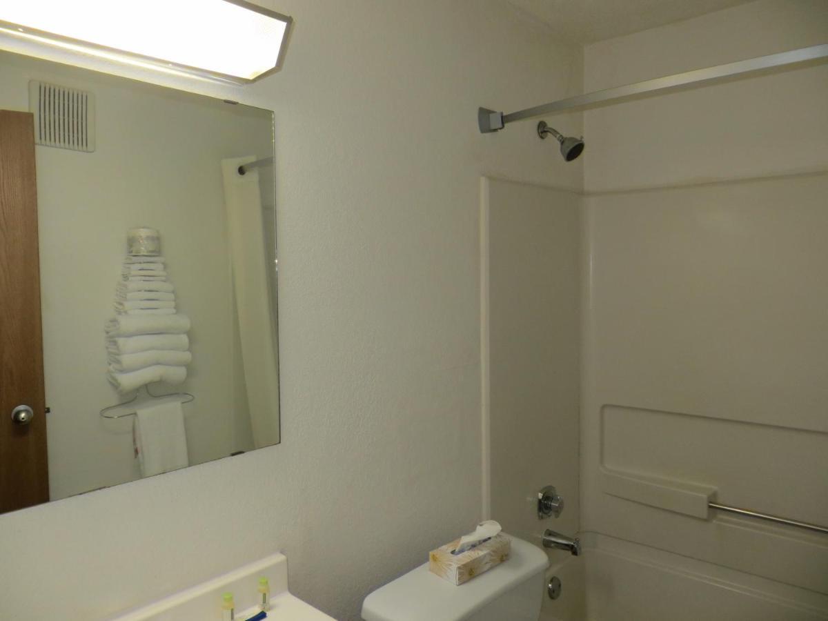 Super 8 By Wyndham Saanichton Victoria Airport Hotel Room photo